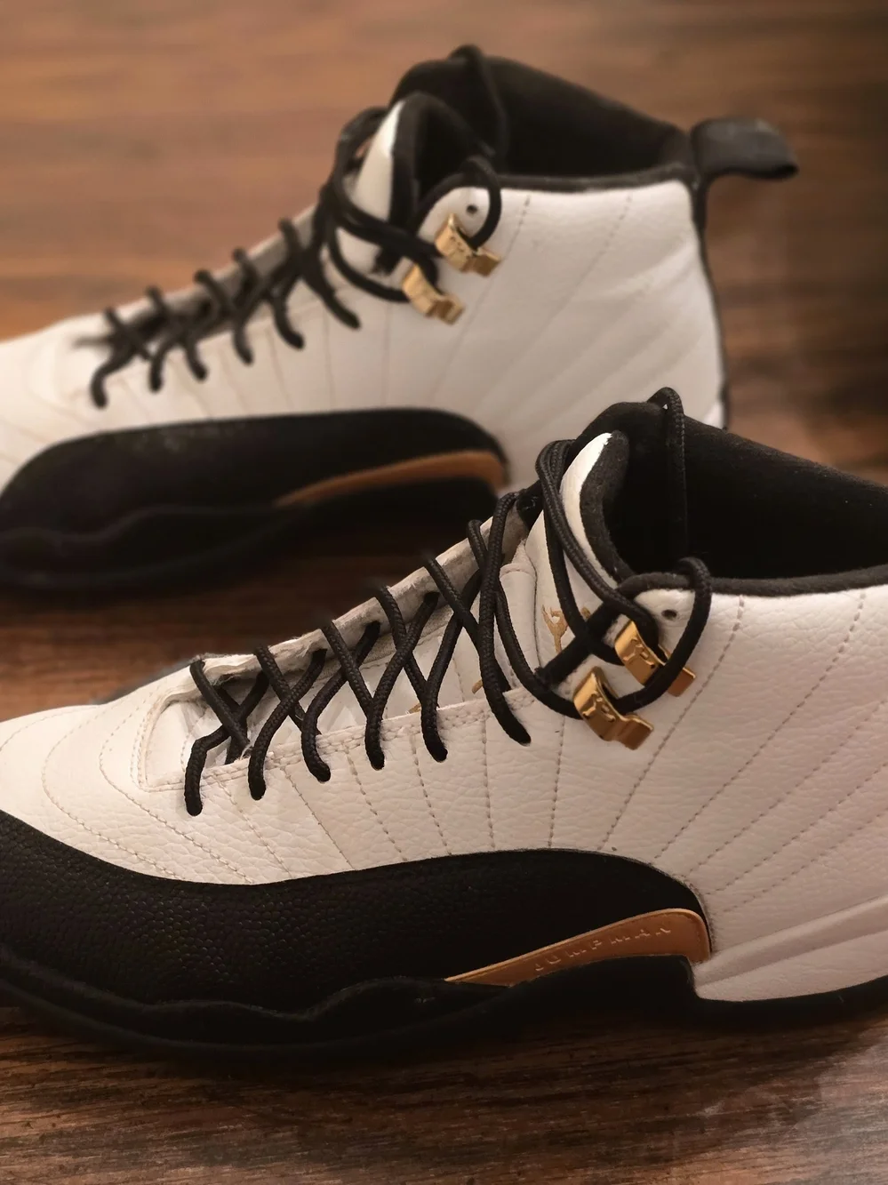 Jordan Retro High-Top Basketball Shoes - White/Black/Gold Size 8.5 Gently Used